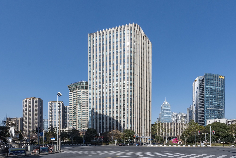 上海市繁华的商业中心写字楼：城投控股大厦